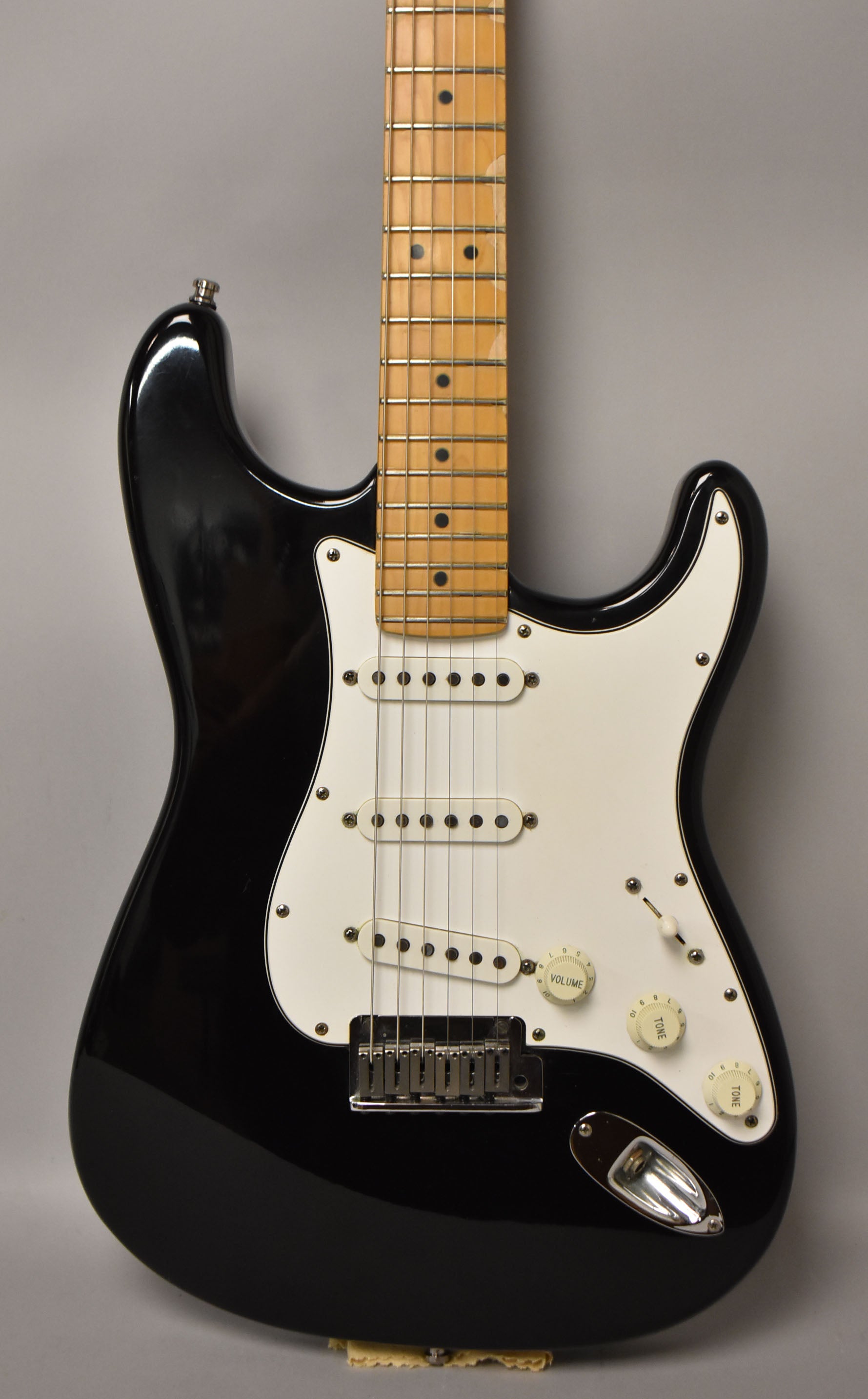 1995 Fender American Standard Stratocaster Black w/HSC – Imperial