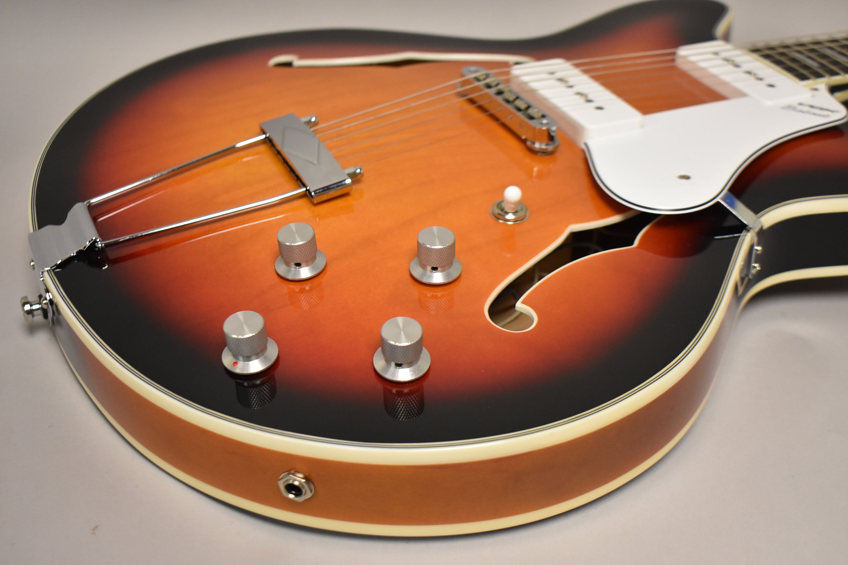 Vox Bobcat V90 3-Tone Sunburst w/OHSC – Imperial Vintage Guitars