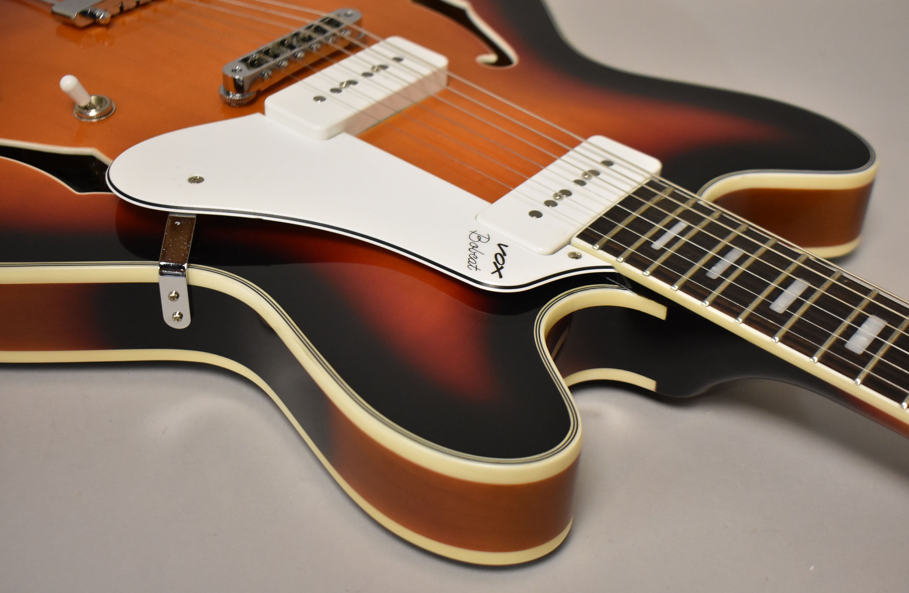 Vox Bobcat V90 3-Tone Sunburst w/OHSC – Imperial Vintage Guitars