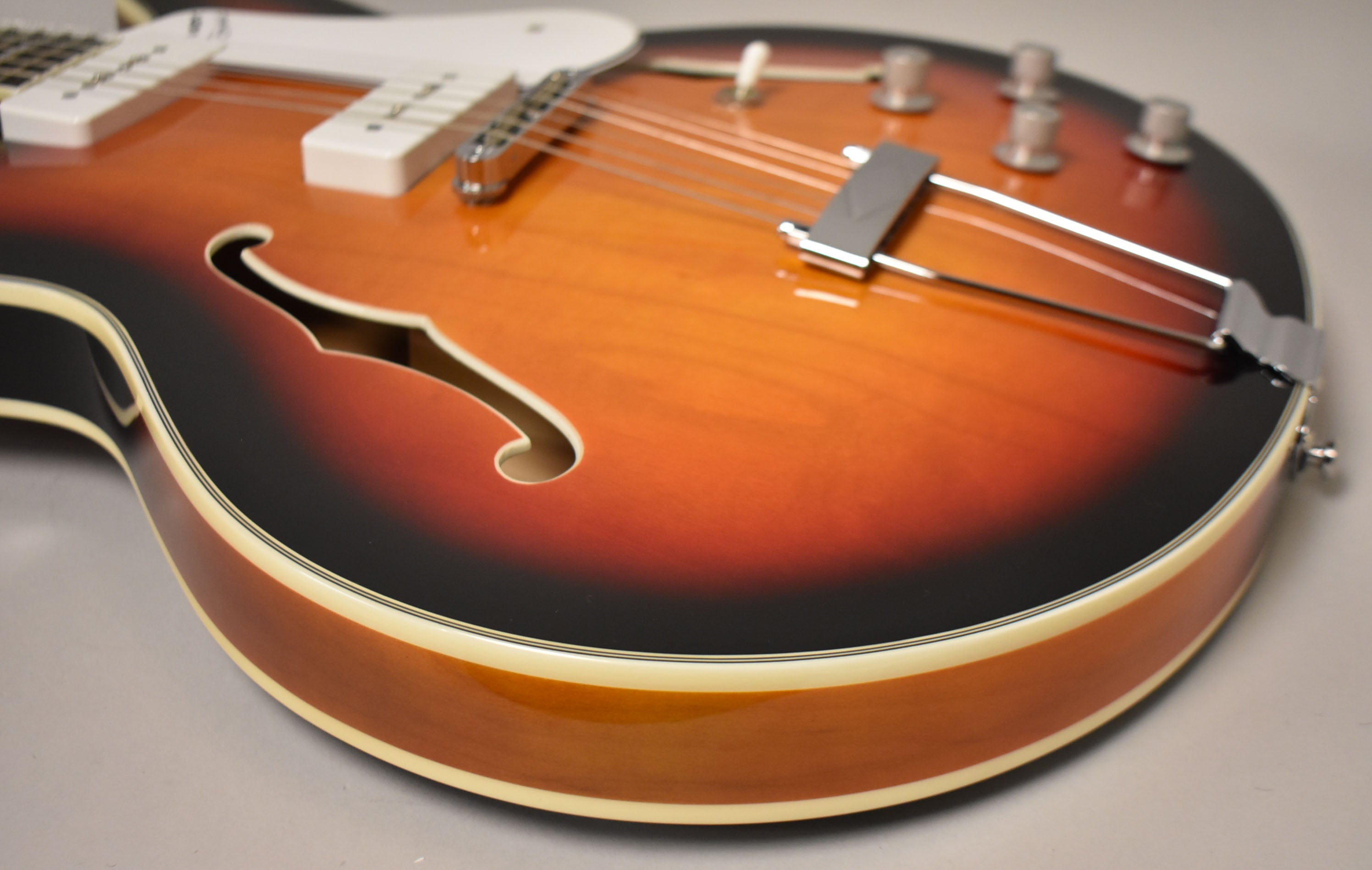 Vox Bobcat V90 3-Tone Sunburst w/OHSC – Imperial Vintage Guitars