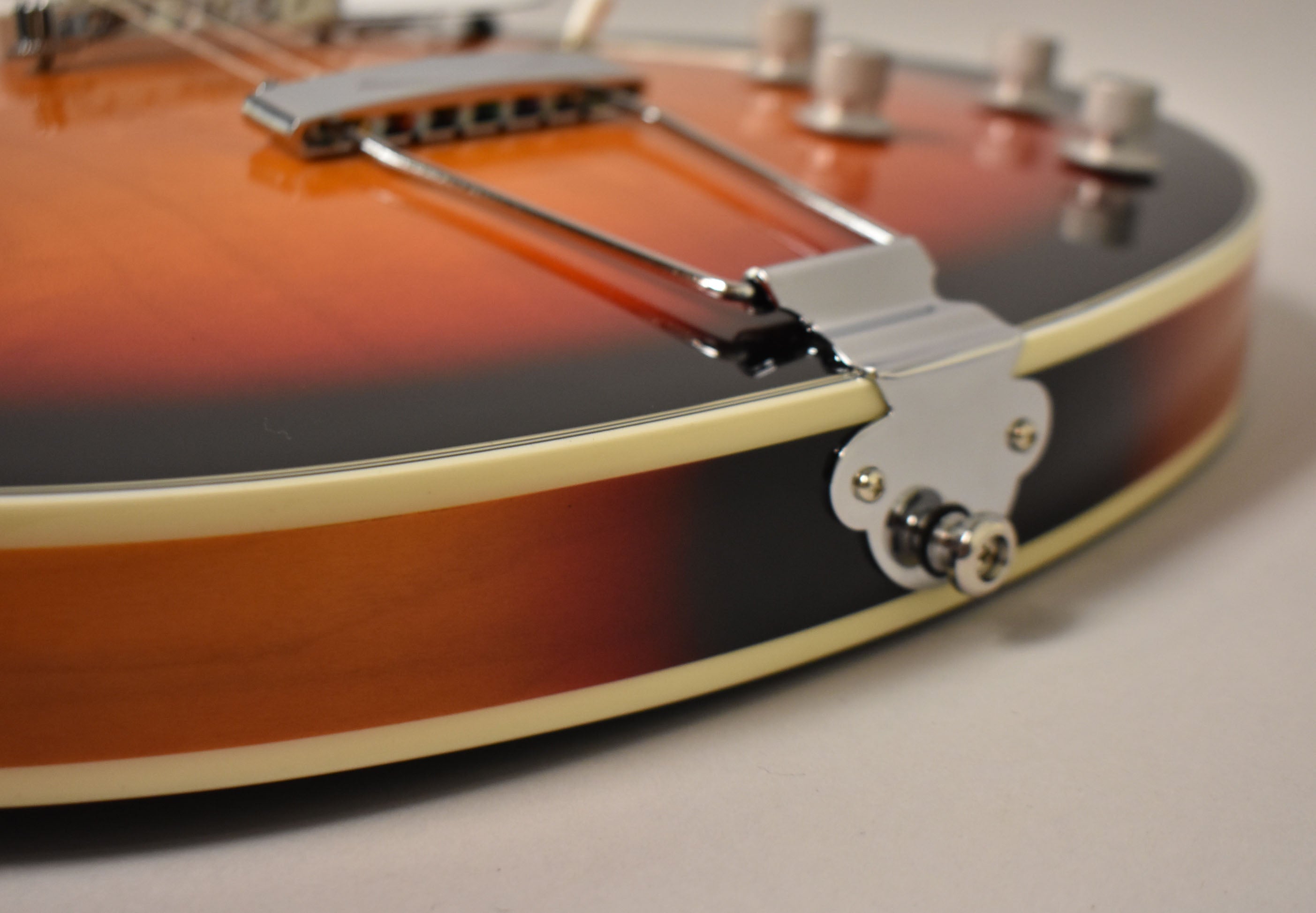 Vox Bobcat V90 3-Tone Sunburst w/OHSC – Imperial Vintage Guitars