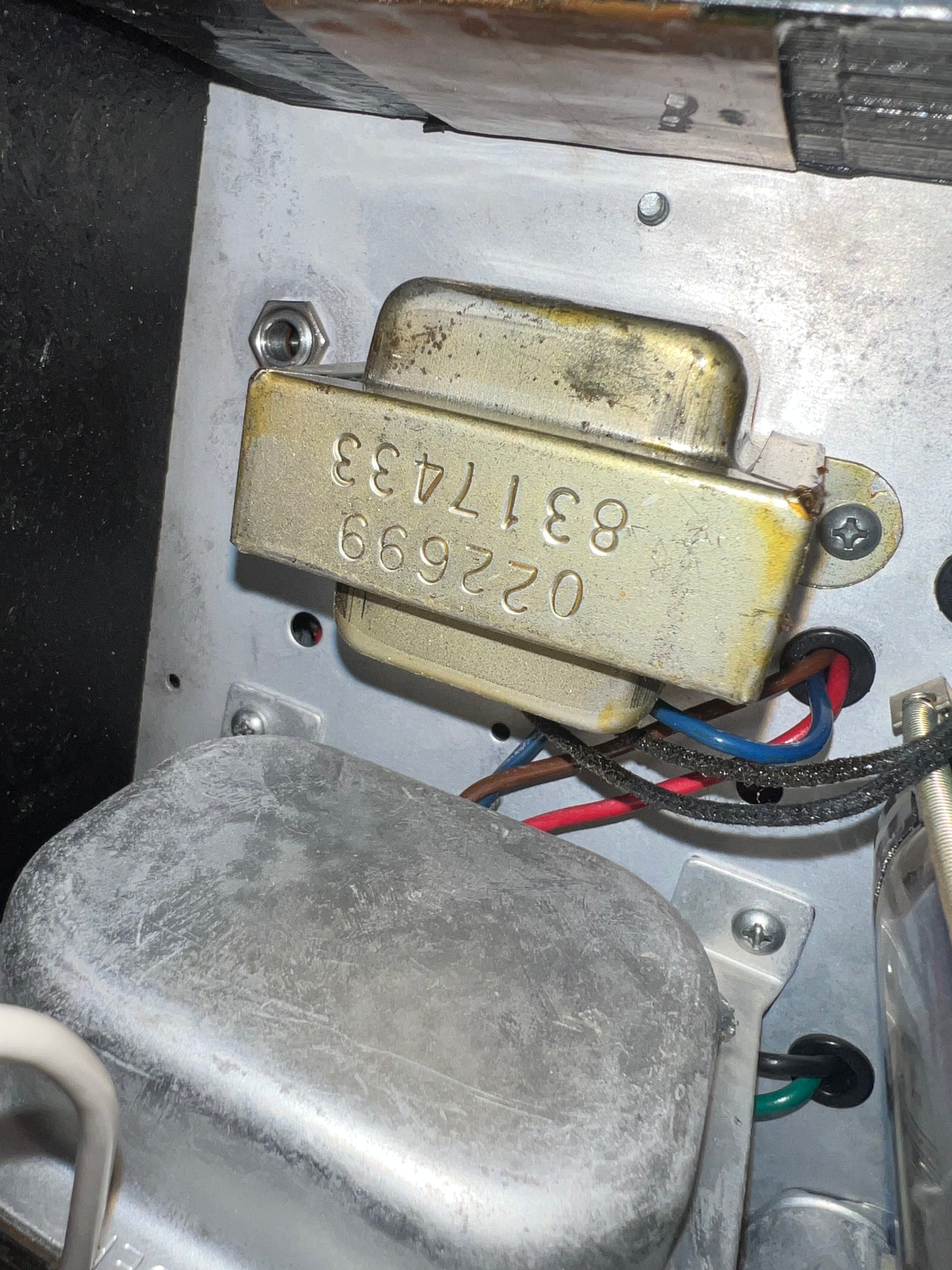A close-up of the amp's internal components, showing a tarnished gold transformer with numbers 022699 and 8317433 stamped on it.