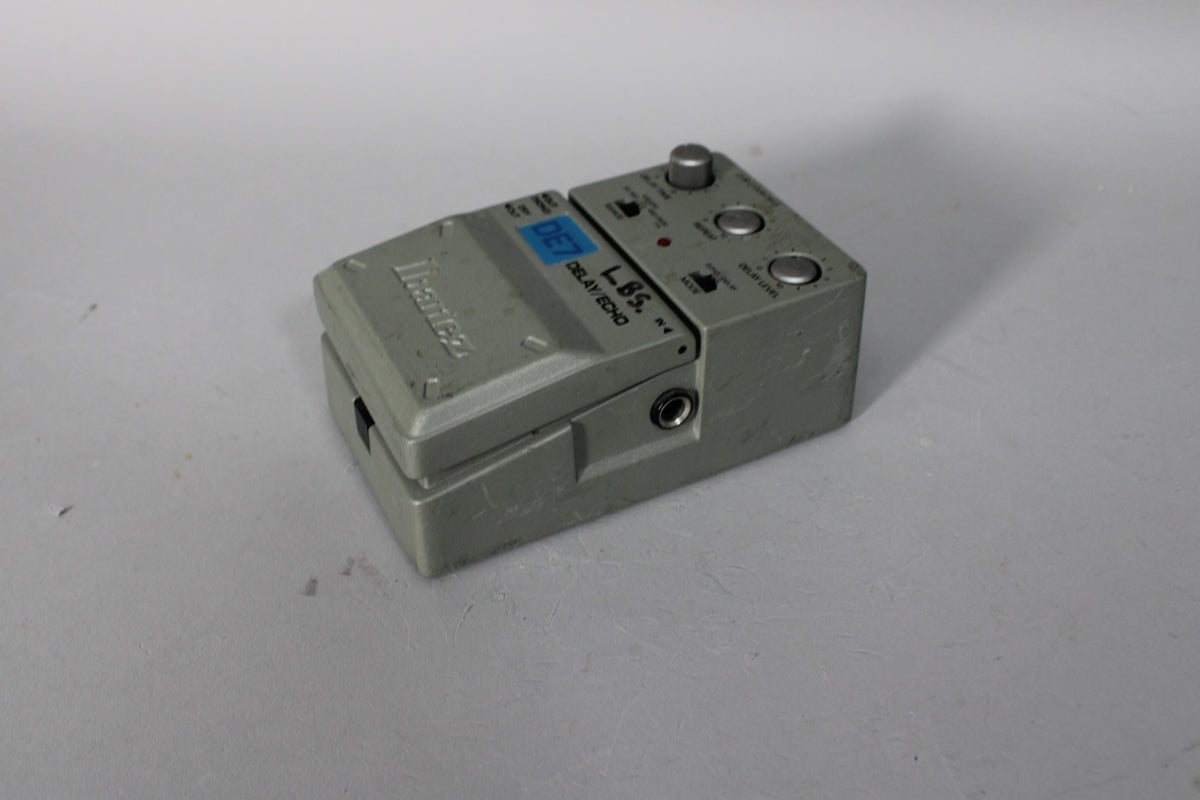 Light gray pedal, angled from the left, showing the top and right side with three silver knobs and a red indicator light.