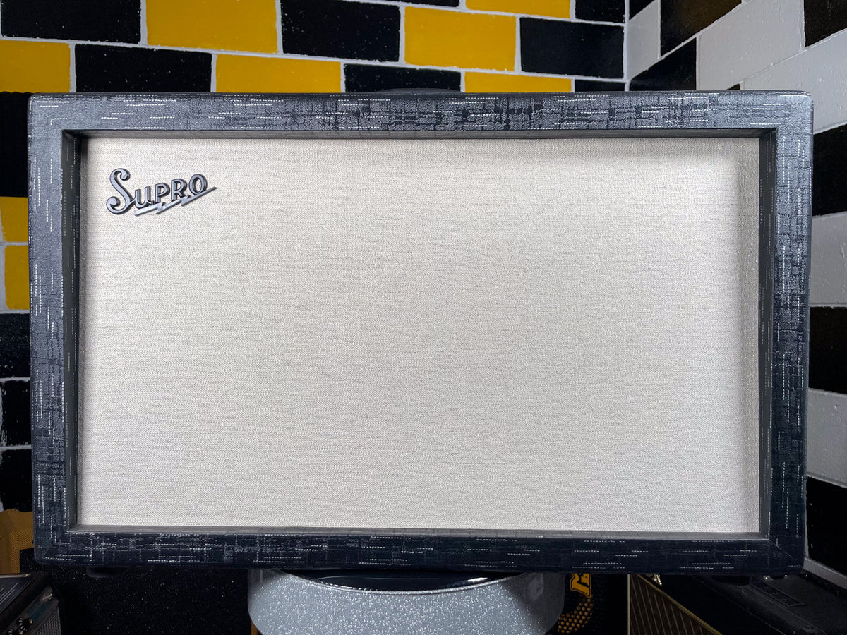Front view of a rectangular combo amp with a light grey grille cloth and dark grey textured frame.