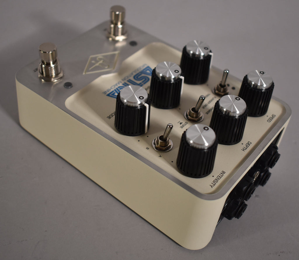 Universal Audio Astra Modulation Machine Pedal