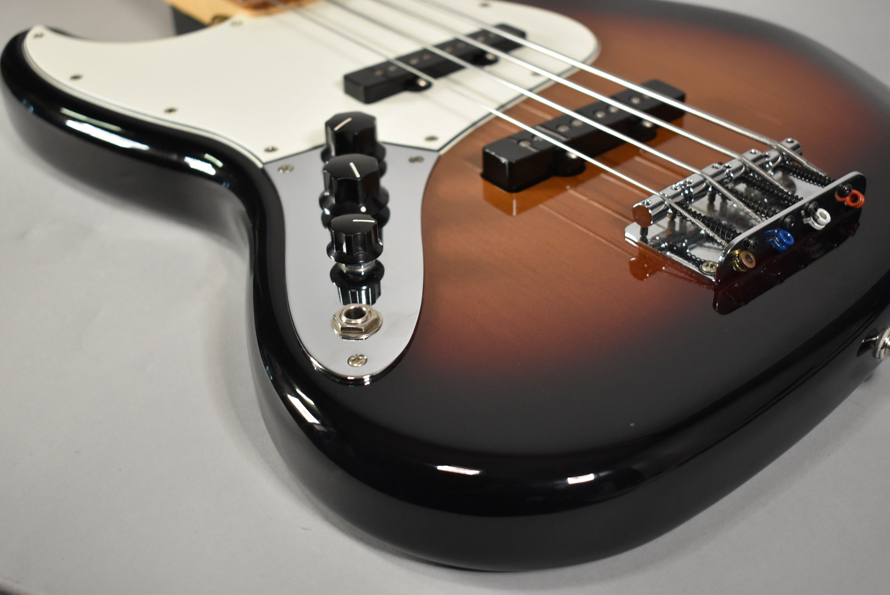 2023 Fender Player Series Jazz Bass Left-Handed | 3-Tone Sunburst Fini ...